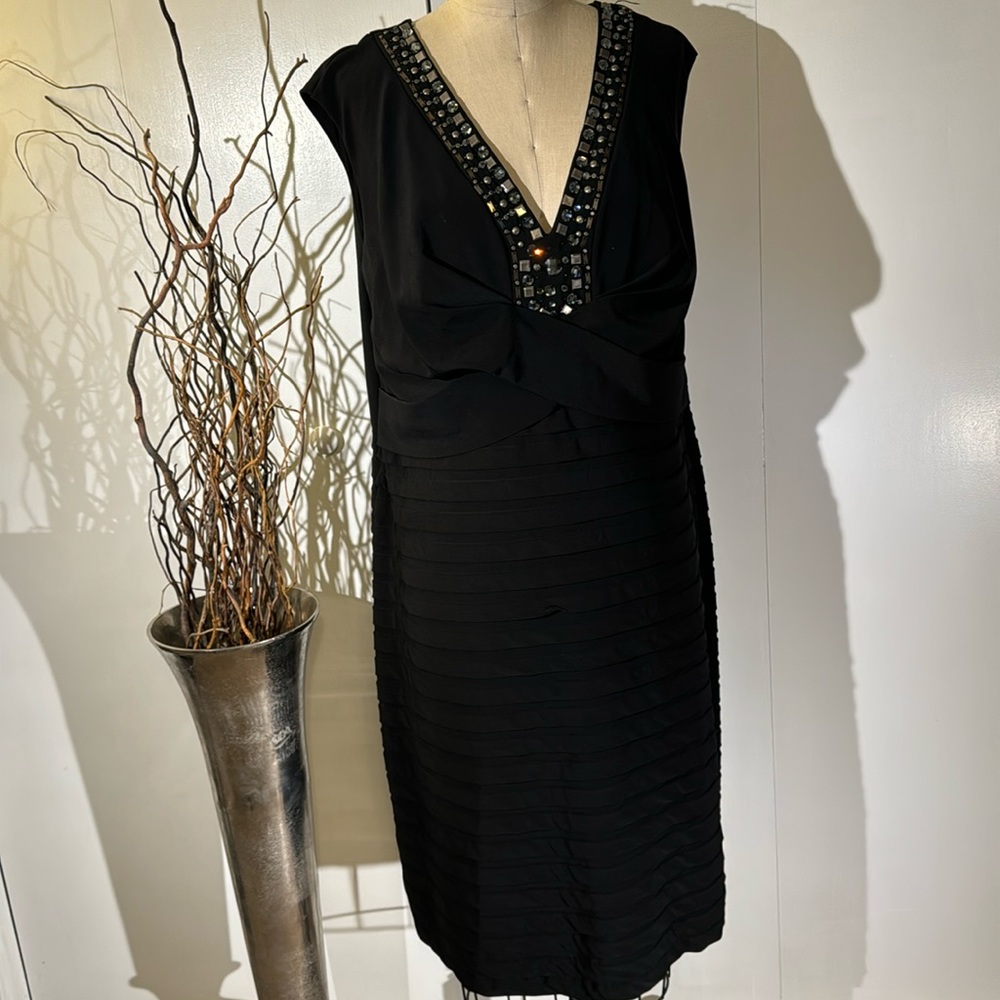 Adriana Papell Cocktail dress with beaded neckline - Picture 1 of 8